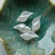 Perla a forma di conchiglia 27x15 mm in resina opaca - Bianco perlato x1