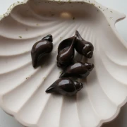 Perla a forma di conchiglia 27x15 mm in resina opaca - Cioccolato marmorizzato x1