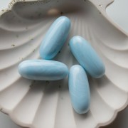 Perla color oliva 34x14 mm in resina opaca - Effetto marmorizzato azzurro chiaro x1