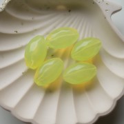 Perla irregolare martellata di oliva 24x15 mm in resina trasparente - Giallo pallido x1