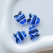 Perle di vetro per pesci 22x19 mm - Blu scuro - Nero - Bianco x1