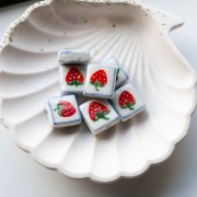 Perla quadrata in ceramica da 16 mm - Motivo fragola - Bianco - Rosso x1
