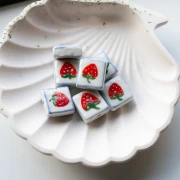 Perla quadrata in ceramica da 16 mm - Motivo fragola - Bianco - Rosso x1