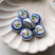 Perla piatta rotonda in ceramica da 19 mm - fiori - bianco - blu x1