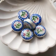 Perla piatta rotonda in ceramica da 19 mm - fiori - bianco - blu x1