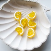 Perla a fetta di limone 18x13 mm in vetro - Giallo - Bianco x1