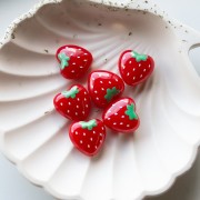 Perlina a cuore in acrilico 17x18 mm - motivo fragola - Rosso x1
