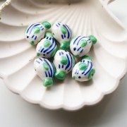 Perlina pesce in ceramica 23x16 mm - motivo a strisce - Verde - Blu - Bianco x1