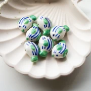 Perlina pesce in ceramica 23x16 mm - motivo a strisce - Verde - Blu - Bianco x1