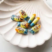 Perlina pesce in ceramica 21x11 mm - Giallo - Arancione - Blu x1