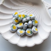 Perlina cuore in ceramica 12x14 mm - motivo limone - Bianco - Giallo x1