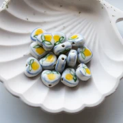 Perlina cuore in ceramica 12x14 mm - motivo limone - Bianco - Giallo x1