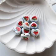 Perla cuore in ceramica 12x14 mm - motivo fragola - Bianco - Rosso x1