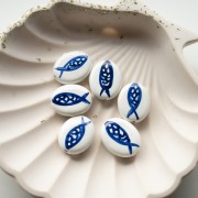 Perla ovale in ceramica 20x17 mm - Motivo pesce - Bianco - Blu scuro x1