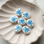 Perla ovale in ceramica 19x16 mm - motivo a fiocco - Bianco - Blu x1