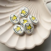 Perla ovale in ceramica 19,5x16 mm - Motivo a stella - Bianco - Giallo x1