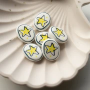 Perla ovale in ceramica 19,5x16 mm - Motivo a stella - Bianco - Giallo x1