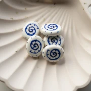Perla ovale in ceramica 18,5x15 mm - Motivo conchiglia - Bianco - Blu scuro x1