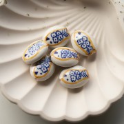 Perla ovale in ceramica 21x16 mm - Motivo pesce - Bianco - Ocra - Blu x1
