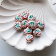 Perla cuore in ceramica 12x14 mm - Design floreale - Bianco - Rosa x1