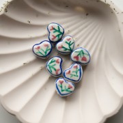 Perla cuore in ceramica 12x14 mm - Motivo floreale - Bianco - Blu - Rosa x1