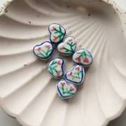 Perla cuore in ceramica 12x14 mm - Motivo floreale - Bianco - Blu - Rosa x1