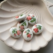 Perla ovale in ceramica 21x18 mm - motivo a rose - Bianco - Rosa - Verde x1