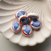 Perla ovale in ceramica 20,5x17 mm - motivo conchiglia - Bianco - Blu - Rosso x1