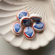 Perla ovale in ceramica 20,5x17 mm - motivo conchiglia - Bianco - Blu - Rosso x1