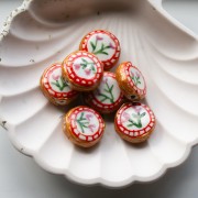 Perla rotonda appiattita in ceramica da 20 mm - fiori - Marrone - Rosso x1
