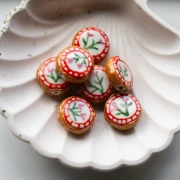Perla rotonda appiattita in ceramica da 20 mm - fiori - Marrone - Rosso x1