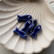 Ciondolo a forma di pesce in ceramica 25x10 mm - Blu scuro x1