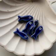 Ciondolo a forma di pesce in ceramica 25x10 mm - Blu scuro x1