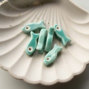 Ciondolo a forma di pesce in ceramica 25x10 mm - Turchese x1