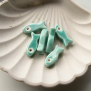 Ciondolo a forma di pesce in ceramica 25x10 mm - Turchese x1