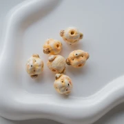 Perlina in ceramica a testa di cane 12,5x18 mm - Beige x1