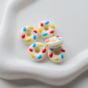 Perline a ciambella in ceramica da 18,5 mm - Bianco - Rosso - Giallo - Blu x1
