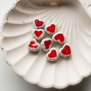 Perla cuore in ceramica 12x14 mm - Motivo cuore e pois - Bianco - Rosso - Blu x1