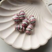 Perlina pesce pagliaccio in ceramica 13x17,5 mm - Rosa antico - Bianco x1