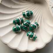 13x17,5 mm Perlina di pesce pagliaccio in ceramica - Verde scuro - Bianco x1