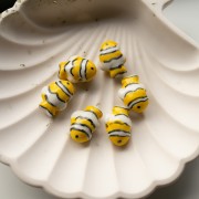 Perlina pesce pagliaccio in ceramica 13x17,5 mm - Giallo - Bianco x1