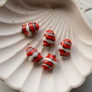 Perlina pesce pagliaccio in ceramica 13x17,5 mm - Rosso - Bianco x1