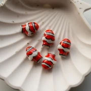 Perlina pesce pagliaccio in ceramica 13x17,5 mm - Rosso - Bianco x1
