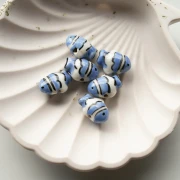 Perlina pesce pagliaccio in ceramica 13x17,5 mm - Blu - Bianco x1