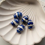 13x17,5 mm Pesce pagliaccio in ceramica - Blu scuro - Bianco x1