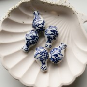 Vaso di perle in ceramica 27x17 mm - Motivo metro - Bianco - Blu x1