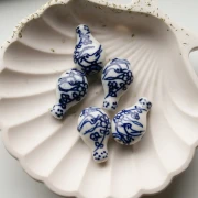 Vaso di perle in ceramica 27x17 mm - Motivo metro - Bianco - Blu x1