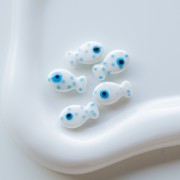 Perle di pesce in ceramica 11x19,5 mm - Bianco con puntini blu cielo x1