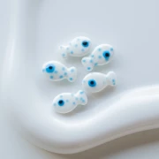 Perle di pesce in ceramica 11x19,5 mm - Bianco con puntini blu cielo x1