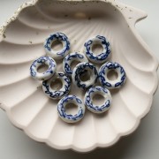 Perline a ciambella in ceramica 18,5 mm - motivo floreale - Bianco - Blu x1